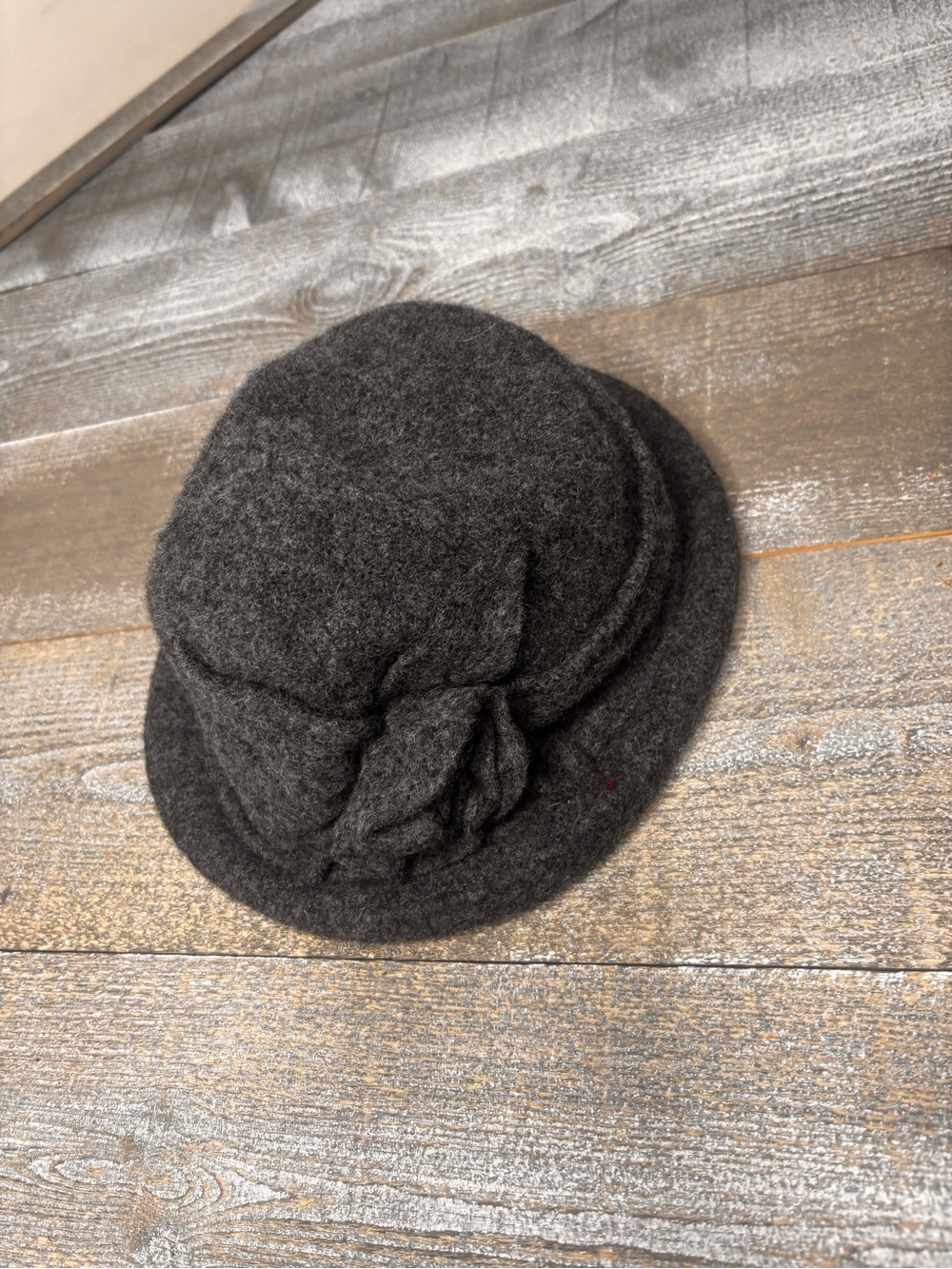 Shihreen 100% wool Classic Cloche Hat - Dark Gray flower appliqué vintage